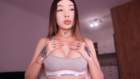 Snapshot of sharlin_13 chatting on 12.18.25 Sharlin online show from 12.18.25