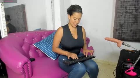 Snapshot of sharoncute16 chatting on 12.19.25 sharoncute16 online show from 12.19.25