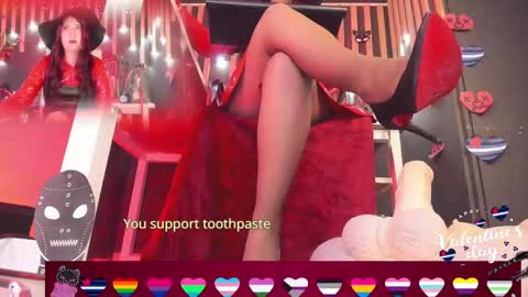 Snapshot of sharoon_gold chatting on 02.14.25 Your mistress Sharon online show from 02.14.25