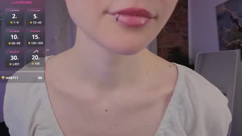 Snapshot of shine_vivi chatting on 03.26.26 Vivi online show from 03.26.26