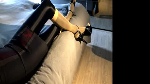 Snapshot of shiny_layered_doll chatting on 03.01.26 Pantyhose-Doll online show from 03.01.26