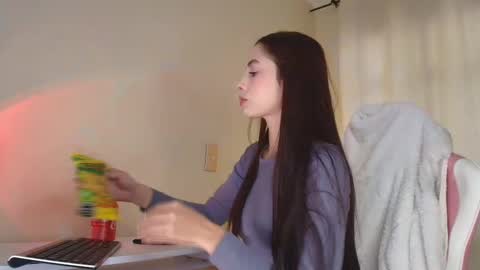 Snapshot of shkendall chatting on 10.14.25 kendal online show from 10.14.25