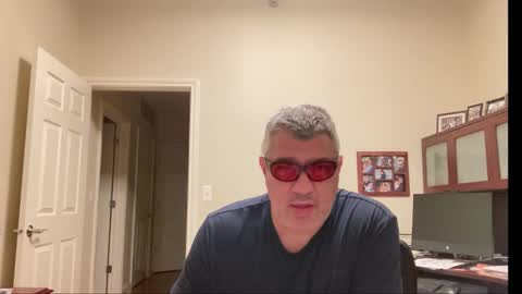 Snapshot of showmet chatting on 10.10.25 Chicago Guy online show from 10.10.25