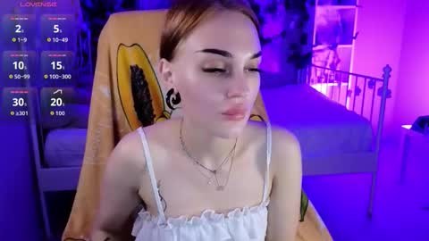 Snapshot of shuhuameow chatting on 10.26.25 Emly online show from 10.26.25