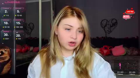 Snapshot of shy_blondiee chatting on 02.11.25 Molly online show from 02.11.25