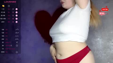 Snapshot of shy_blondiee chatting on 10.14.25 Molly online show from 10.14.25