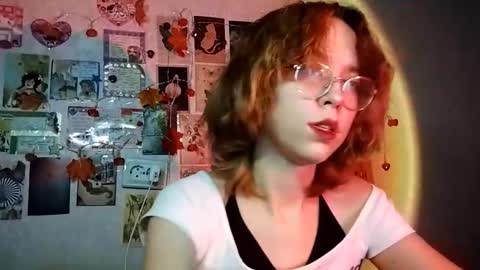 Snapshot of shy_kiss_twinkle_bloop chatting on 11.18.25 Milena online show from 11.18.25