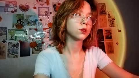 Snapshot of shy_kiss_twinkle_bloop chatting on 11.20.25 Milena online show from 11.20.25