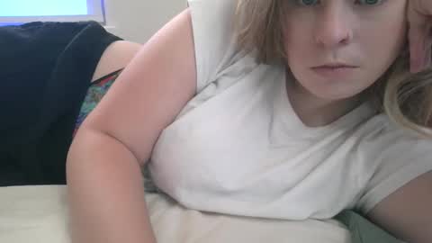 Snapshot of shyelyseee chatting on 11.29.25 Elyse online show from 11.29.25