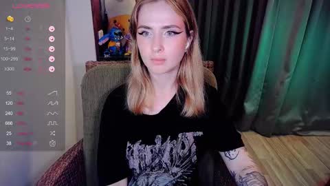 Snapshot of shyfoxxxy chatting on 12.14.25 Effie online show from 12.14.25