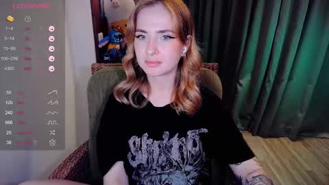 Snapshot of shyfoxxxy chatting on 12.16.25 Effie online show from 12.16.25