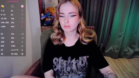 Snapshot of shyfoxxxy chatting on 12.17.25 Effie online show from 12.17.25