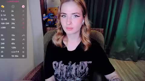 Snapshot of shyfoxxxy chatting on 12.18.25 Effie online show from 12.18.25