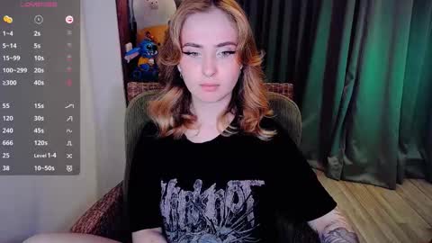 Snapshot of shyfoxxxy chatting on 12.21.25 Effie online show from 12.21.25