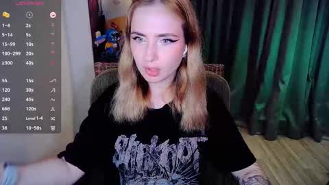 Snapshot of shyfoxxxy chatting on 12.22.25 Effie online show from 12.22.25