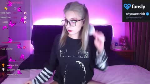 Snapshot of shysweetrish chatting on 11.08.25 shysweetrish online show from 11.08.25