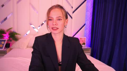 Snapshot of shyysiren chatting on 10.14.25 shyysiren online show from 10.14.25