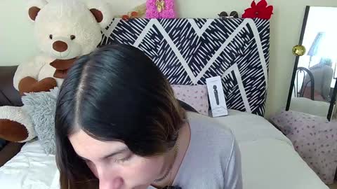 Snapshot of sia_jones chatting on 04.13.26 Sia online show from 04.13.26
