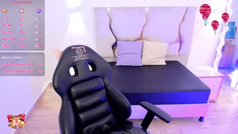 Snapshot of siam_tay chatting on 12.28.24 siam online show from 12.28.24