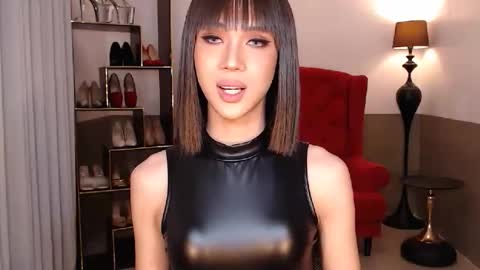 Snapshot of siennaserpent chatting on 11.30.25 Sienna online show from 11.30.25