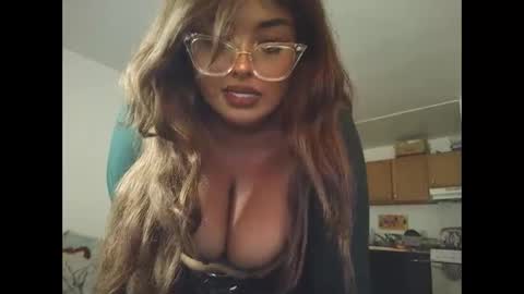 Snapshot of siminfox chatting on 10.24.25 Simin Fox online show from 10.24.25