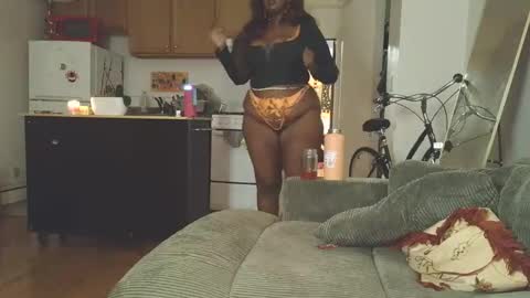 Snapshot of siminfox chatting on 10.27.25 Simin Fox online show from 10.27.25