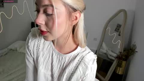 Snapshot of simonagerry chatting on 10.22.25 SimonaGerry online show from 10.22.25