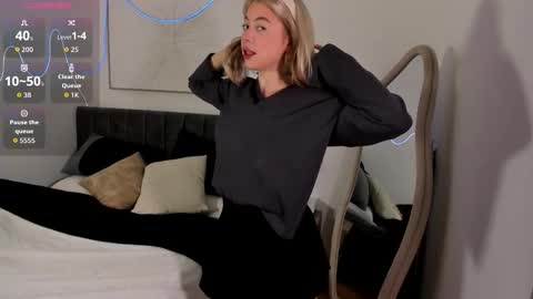 Snapshot of simonagerry chatting on 11.10.25 SimonaGerry online show from 11.10.25