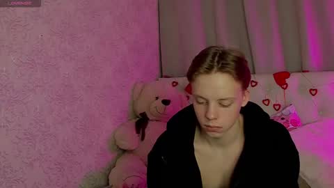 Snapshot of simonwarner chatting on 02.18.26 Simon online show from 02.18.26