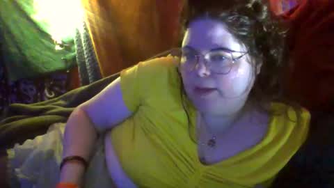 Snapshot of siofra chatting on 04.28.26 Siofra online show from 04.28.26