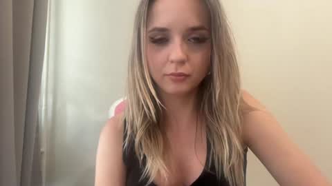 Snapshot of sisi_bunny chatting on 06.22.26 Sisi Bunny online show from 06.22.26