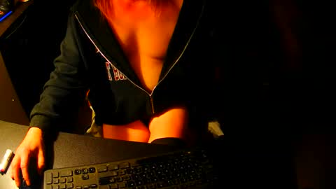 Snapshot of sissyred2314 chatting on 10.17.25 red online show from 10.17.25