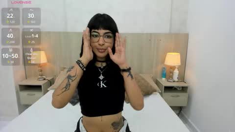 Snapshot of skinny_emily chatting on 11.08.25 Emily Rojas online show from 11.08.25