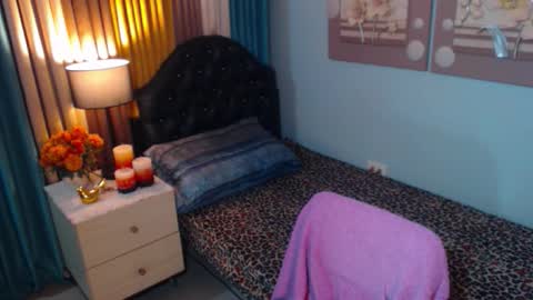 Snapshot of skinnyhotfantasy chatting on 10.14.25 NICOLE online show from 10.14.25