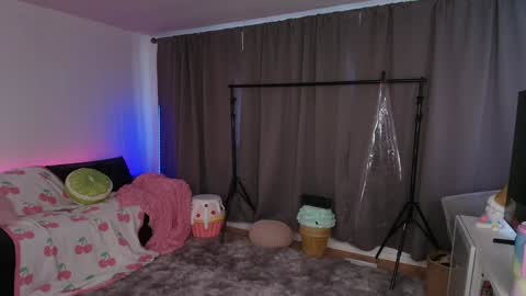 Snapshot of skyewatson chatting on 09.19.25 Skye Watson online show from 09.19.25