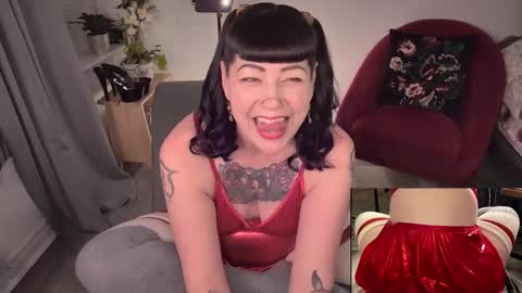 Snapshot of skylar_bird chatting on 12.19.24 skylar bird online show from 12.19.24