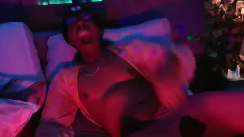 Snapshot of skyonetoo3 chatting on 02.15.25 skyonetoo3 online show from 02.15.25