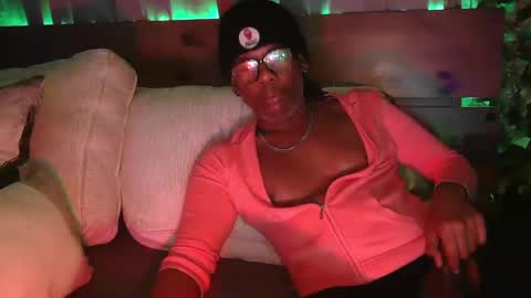 Snapshot of skyonetoo3 chatting on 02.28.25 skyonetoo3 online show from 02.28.25