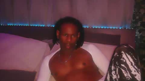 Snapshot of skyonetoo3 chatting on 10.01.25 skyonetoo3 online show from 10.01.25