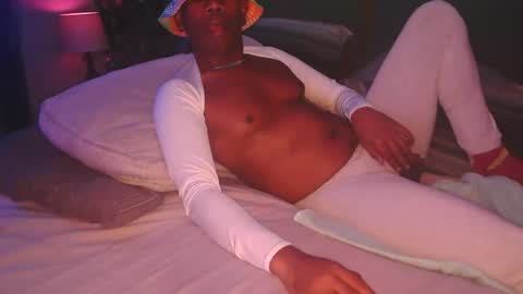 Snapshot of skyonetoo3 chatting on 11.18.25 skyonetoo3 online show from 11.18.25