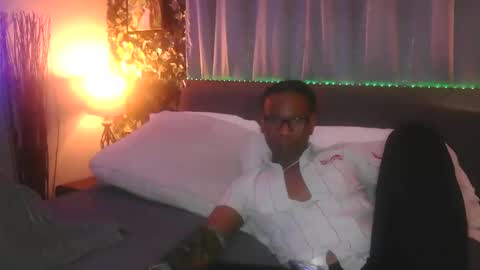 Snapshot of skyonetoo3 chatting on 12.15.25 skyonetoo3 online show from 12.15.25