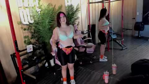 Snapshot of skyylee_ chatting on 10.31.25 abby online show from 10.31.25