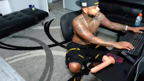 Snapshot of slangondemhoes chatting on 12.16.25 nasty twitter KASHCARTERATL online show from 12.16.25