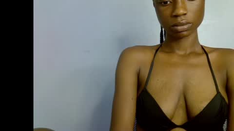 Snapshot of slim_petitqueen chatting on 04.19.26 Alice online show from 04.19.26
