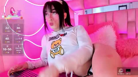 Small Hot19 online show from 10.25.25