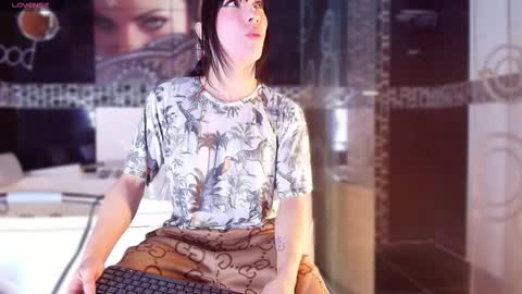 Small Hot19 online show from 12.02.25