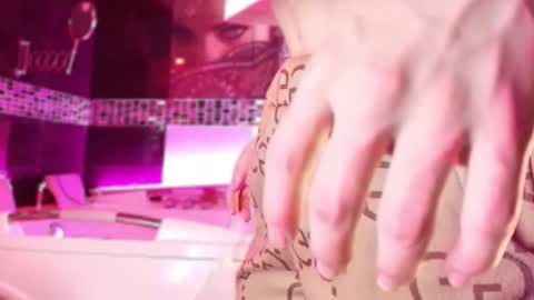 Small Hot19 online show from 01.09.26