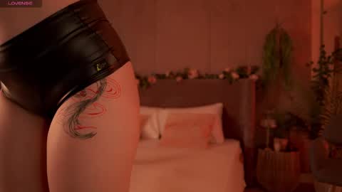 Snapshot of smiley_mia_ chatting on 09.21.25 Mia online show from 09.21.25