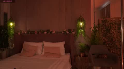 Snapshot of smiley_mia_ chatting on 09.24.25 Mia online show from 09.24.25