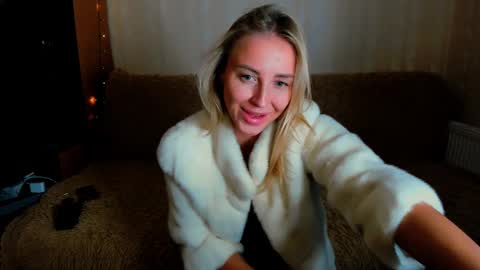 Snapshot of snezanablond chatting on 12.14.24 Sneja online show from 12.14.24